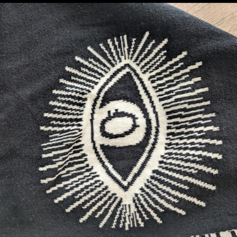 Eye Patterned Reversible Blanket - Picture 5 of 5